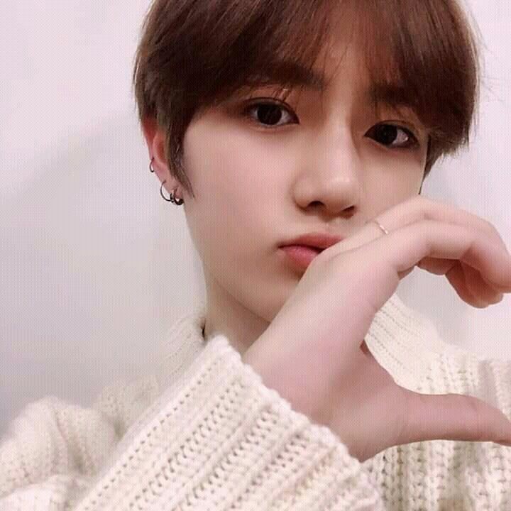 beompakiss's tweet photo. gyu: making heart

me: willing to give my heart gxjsgsiwnzbsnsjjsjw!!!💜💜💜
@TXT_members https://t.co/61yKdnEdJq
