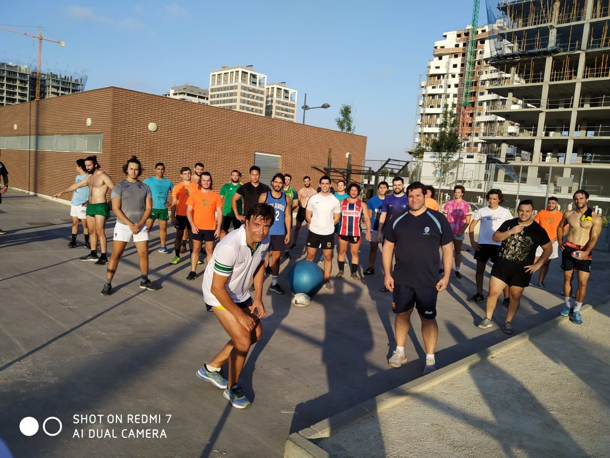 valenciarugby's tweet photo. 🗣El nuevo Head Coach del sénior masculino y de la categoría S18, Ricardo Zanero "Lata", ya tuvo la primera toma de contacto con los jugadores sobre el terreno de juego con muy buenas impresiones y por supuesto con ganas e ilusión de encarar los nuevos retos.🙌🏉

#TotsSumem https://t.co/9WQ6kDBr7H