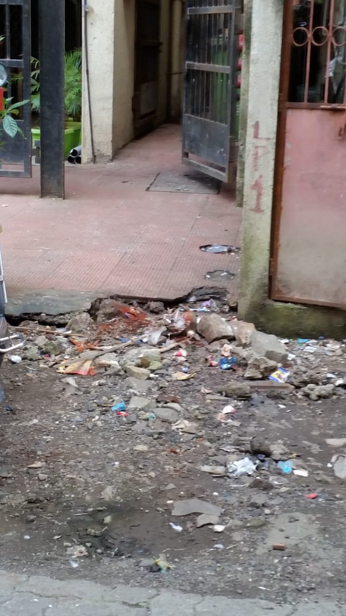 PayalReshamdala's tweet photo. @mybmcWardD @MCGM_BMC @PrashantNGaikwd @MySwachhMumbai @mayor_mumbai Actual pictures are this one

Your person clear ......

but ..... 

what about this all ...... please answer  ?????

The officer told me that maintenance department will clear this  ...... but when .... ???? https://t.co/zxgYsmHcrt