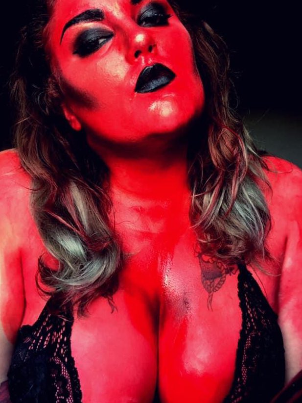 JasmineSfx's tweet photo. Hot as hell #Hell #Devil #Satan #Darklord #Makeup #Bodypainting #sfx #MUA https://t.co/Td9aBOZQIB