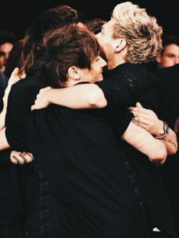 One Direction hugs[A thread] #10YearsOfOneDirection