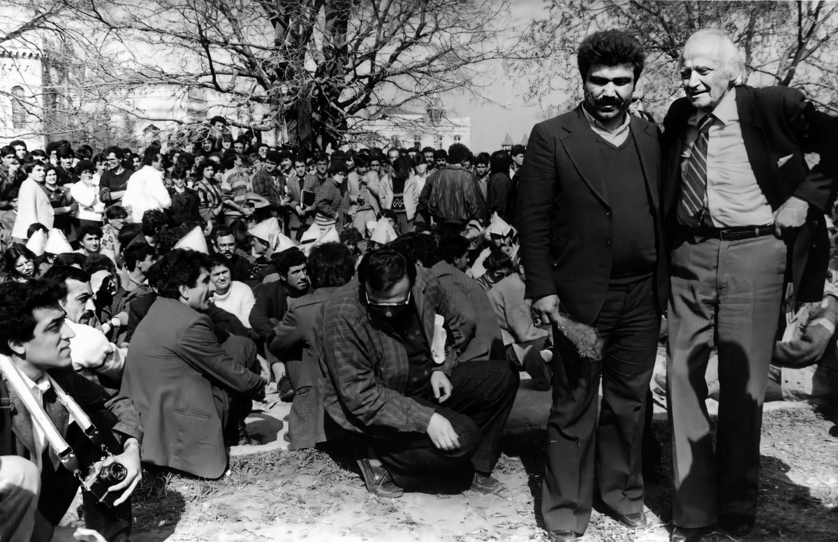 devrimarsivi's tweet photo. Bir grup İstanbul Üniversitesi öğrencisinin 14 Nisan olaylarından sonra yaptıkları açlık grevi sırasında Beyazıt Meydanı'na gelen sosyalist şair Rıfat Ilgaz ile birlikte çekilmiş bir fotoğraflarının orijinal ve sonradan renklendirilmiş hali.

1987 - Beyazıt Meydanı https://t.co/QaygzfRWny