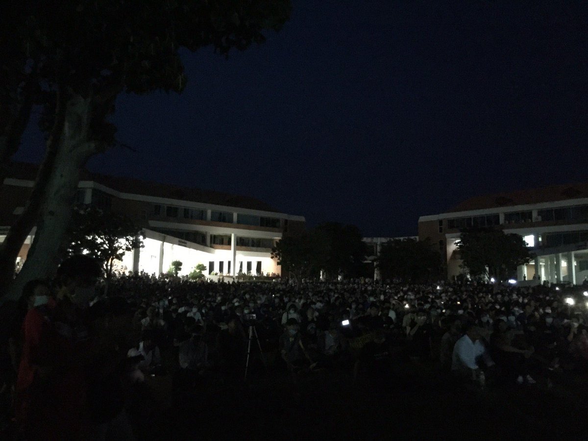 iLawFX's tweet photo. #อีสานสิบ่ทน

19.00 น. ผู้ชุมนุมเรียกร้องให้มหาวิทยาลัยเปิดไฟ ผู้ชุมนุมยื่นคำขาดว่า หากไม่เปิดไฟจะเคลื่อนพลไปกดดันอธิการบดี https://t.co/PwJxB03I3j