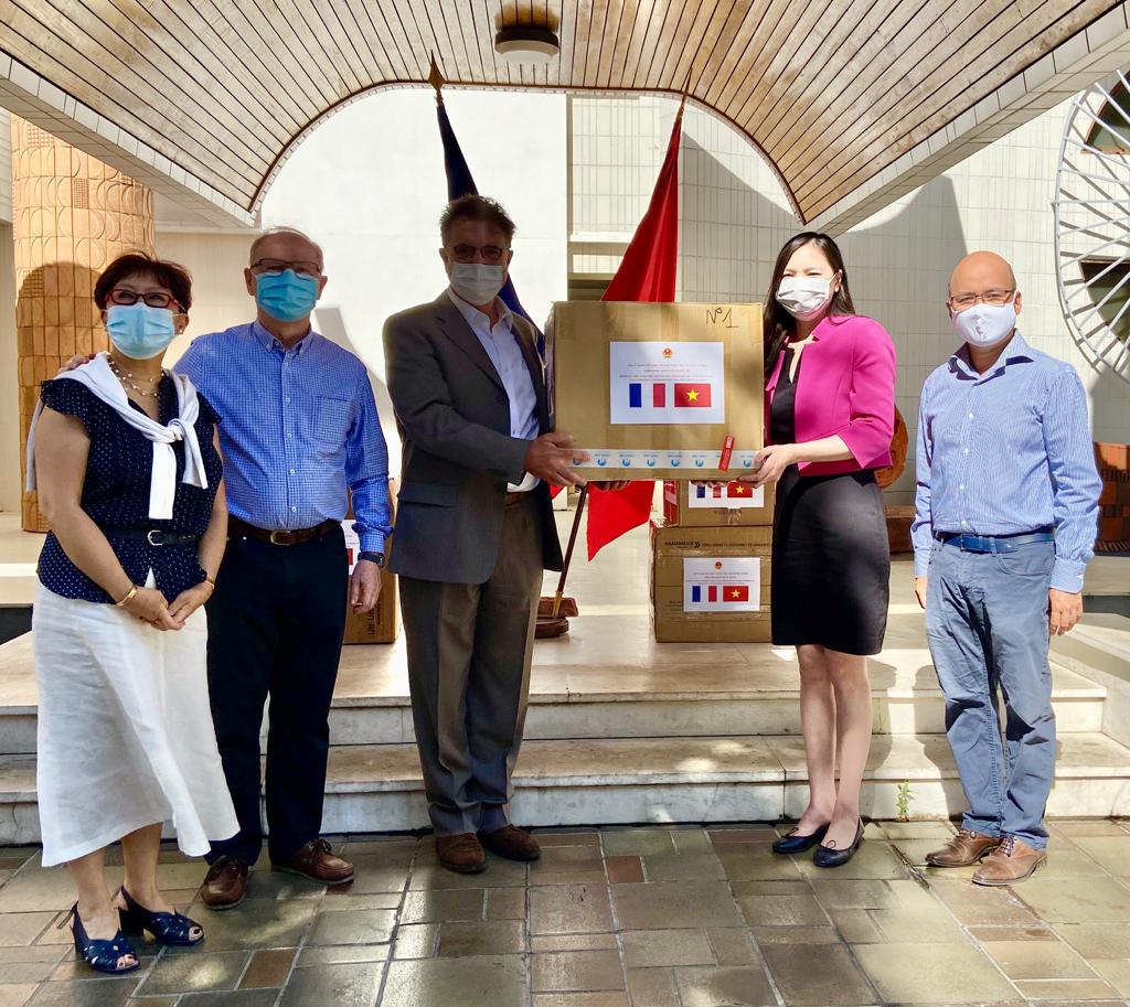 institut_curie's tweet photo. #COVID19 - Mille mercis à la Fédération Santé France Vietnam et sa présidente le Dr Dao Thu Ha qui nous a fait don de matériel 😷🥽🥼 pour protéger notre personnel. 

😍 Merci à l'Ambassade du Vietnam en France qui a permis cet acheminement : des liens forts nous unissent 🇻🇳🤜🏽🤛🏽 https://t.co/hiN62SIPy6
