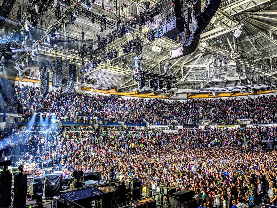 NChasColiseum's tweet photo. Itโs only rock nโroll, but I like it ๐ธ #HumpDay #NChasColiseum https://t.co/q4OeixmdxN