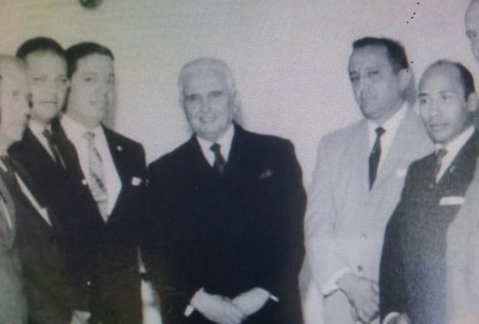 Que dirían los canallas que infaman al presidente <a href="/IvanDuque/">Iván Duque 🇨🇴</a> con base en una foto de campaña, al lado de Jose Guillermo Hernandez, al ver al Presidente Mariano Ospina Perez departiendo con Aristides Hernández (En Traje gris), el papá del Ñeñe...