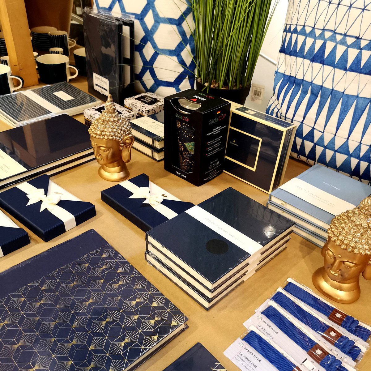 PapierFischer's tweet photo. PANTONE FARBE BLAU #interior #papierfischerkarlsruhe #kauftlokal #kauftlokalinkarlsruhe Von neuen Kaffeetassen für den geliebten #lifesaver am Morgen, bis hin zu Schalen für die nächste Frühstücks #bowl oder den letzten Pfiff für die Sommerdeko. Hier ist für jeden etwas dabei! https://t.co/KIAjlPZPJi