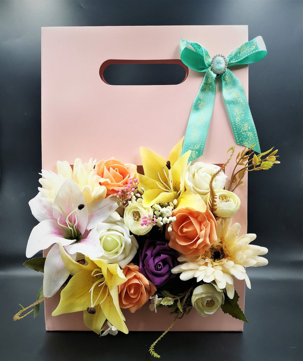 DelightfulCraf2's tweet photo. Flower bag with window Lily Roses and Gerbera
#flowerbox #windowbag #glossy #delightfulcraftshandmade #handmade #unique #gift #withlove #bedifferent #beyou #believe #inmagic #thingcanhappen #greatteam #July2020 #new #letsdothis #newontweeter  #loveyouall @DelightfulCraf2 https://t.co/SqxcQQ48qB