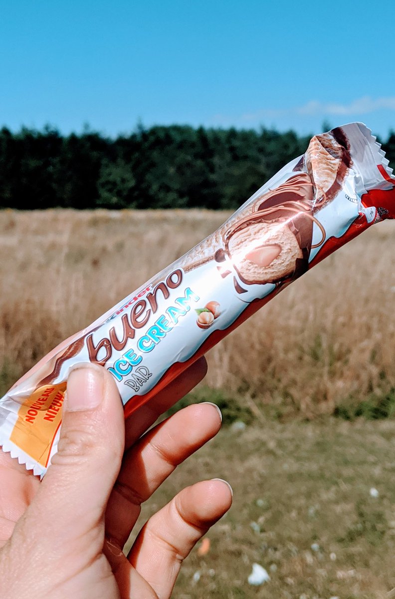 CKProps's tweet photo. Thank you @TalkingPointUK (+ Molly) for reminding me how good Kinder Bueno is... Already having withdrawal symptoms from their delicious new Ice Cream Bar #kinderbuenoismuybueno https://t.co/fyY8Cn4Rxp