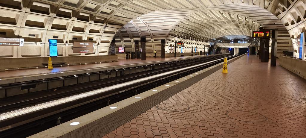 SanduskyinDC's tweet photo. Metro Center at 8:30am on a Wednesday morning. #dcmetro #endofdays https://t.co/VURipkTAbE
