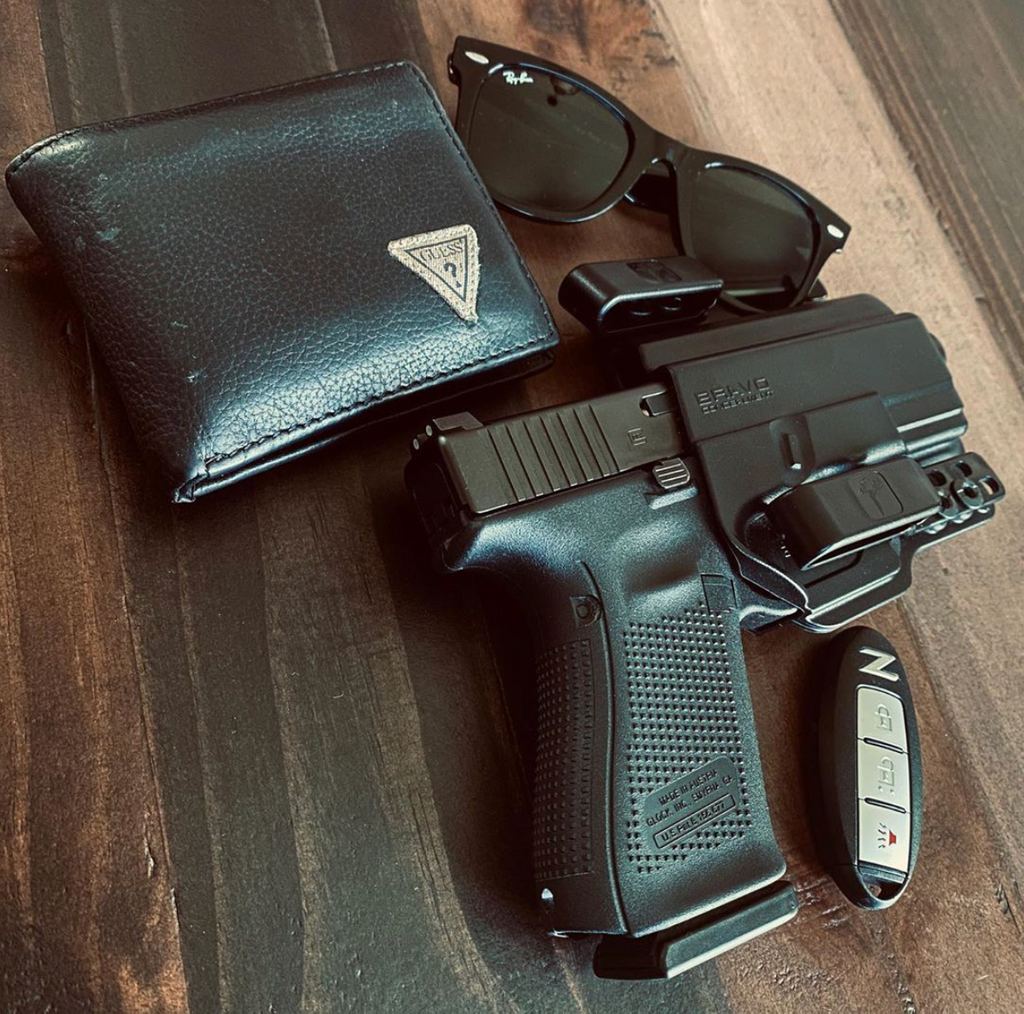 BravoHolsters's tweet photo. Simple...
•
•
Repost from @concealedalpha
•
•
•
#glock #glock19 #edcgear #2a #youtube #pewtuber #9mm #everydaycarry #concealedcarry #bravoconcealment #holster #edc #firearms #gun #pistol #handgun https://t.co/aMa52jZXLp