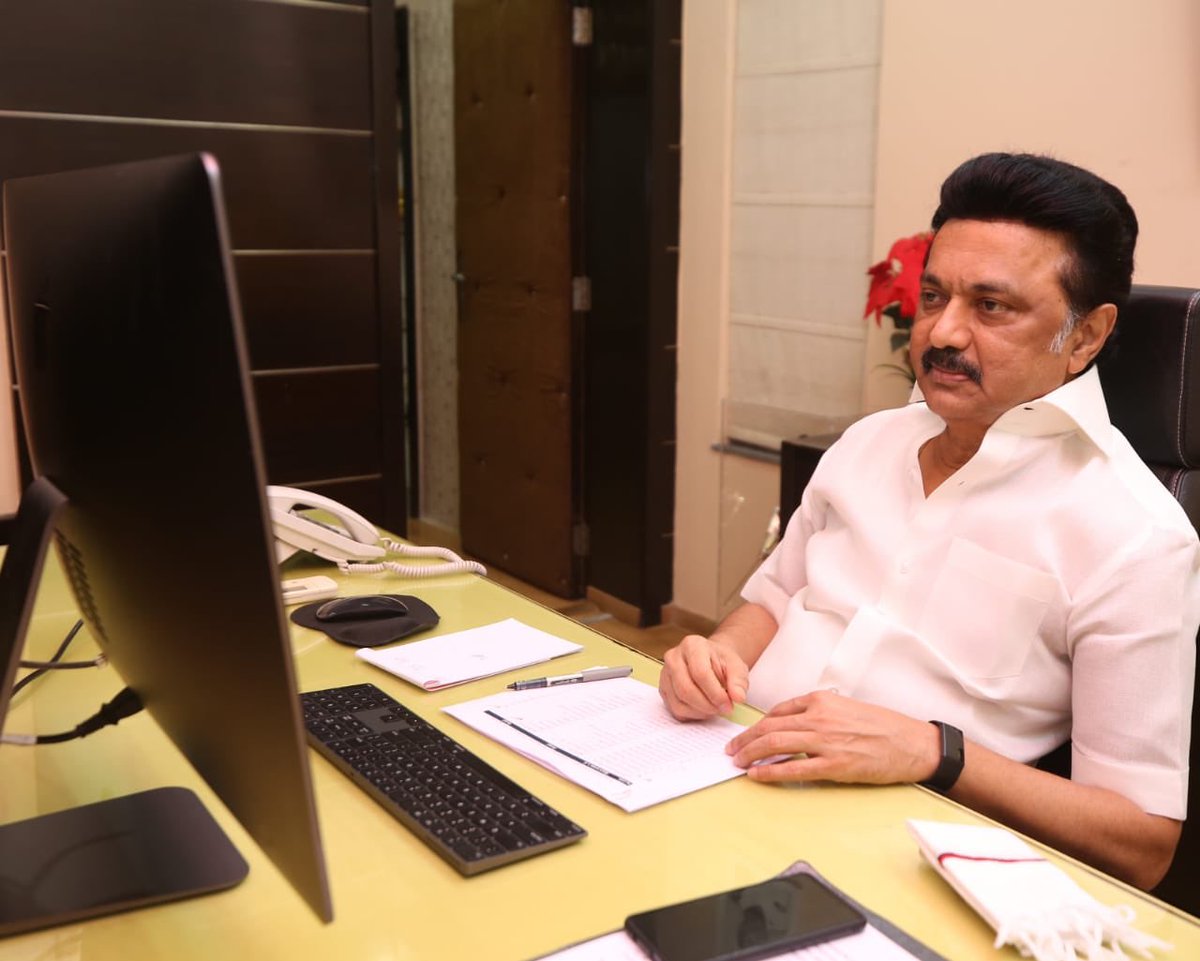 mkstalin's tweet photo. வேதாரண்யம் முன்னாள் எம்எல்ஏ சகோதரர் வேதரத்தினம் அவர்கள் பா.ஜ.கவிலிருந்து விலகி தமது ஆதரவாளர்களுடன் இன்று கழகத்தில் இணைந்தார்.

அவர்கள் அனைவரையும் வருக, வருக என வரவேற்கிறேன். கடந்த பத்தாண்டுகளாக எல்லா வகையிலும் பின் தங்கியிருக்கும் தமிழகத்தை மீட்க அனைவரும் இணைந்து பணியாற்றுவோம்! https://t.co/emr0rICV0I