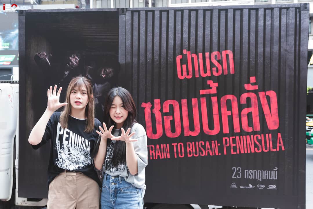 ieonlineth's tweet photo. ฉลองแบบคูณสอง!
แฟนพันธุ์แท้หงส์ ขึ้นรถแห่แชมป์ลิเวอร์พูลคึกคักได้อีก!เมื่อ "วี วีรยา จาง" และ "มิวนิค นันท์นภัส เลิศนามเชิดสกุล" นำทัพซอมบี้คลั่ง ฉลองแชมป์ "PENINSULA"​ ครองอันดับหนึ่งบอกซ์ออฟฟิศ

#BNK48 #WeeBNK48​ #MewnichBNK48
#ออกมาดูpeninsula #ฝ่านรกซอมบี้คลั่ง #Peninsula https://t.co/daEapF7iR2