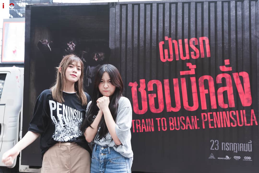 ieonlineth's tweet photo. ฉลองแบบคูณสอง!
แฟนพันธุ์แท้หงส์ ขึ้นรถแห่แชมป์ลิเวอร์พูลคึกคักได้อีก!เมื่อ "วี วีรยา จาง" และ "มิวนิค นันท์นภัส เลิศนามเชิดสกุล" นำทัพซอมบี้คลั่ง ฉลองแชมป์ "PENINSULA"​ ครองอันดับหนึ่งบอกซ์ออฟฟิศ

#BNK48 #WeeBNK48​ #MewnichBNK48
#ออกมาดูpeninsula #ฝ่านรกซอมบี้คลั่ง #Peninsula https://t.co/daEapF7iR2