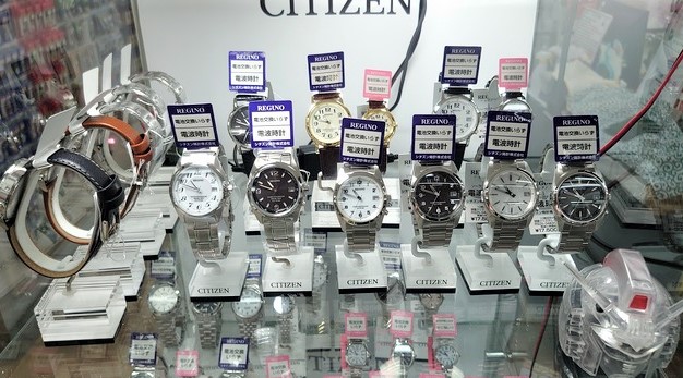 onodenakihabara's tweet photo. 【セール情報】
時計コーナーより人気ブランド『CITIZEN』より、WiccaとRegunoの腕時計、棚の商品全て定価より30%OFFにて販売いたします。
さらにお買い上げの方にボールペン&付箋セットを、1万円以上お買い上げの方はタンブラー2個セットもプレゼント‼️
#akiba #wicca #Reguno https://t.co/K89501bXIz