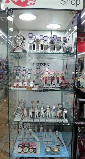 onodenakihabara's tweet photo. 【セール情報】
時計コーナーより人気ブランド『CITIZEN』より、WiccaとRegunoの腕時計、棚の商品全て定価より30%OFFにて販売いたします。
さらにお買い上げの方にボールペン&付箋セットを、1万円以上お買い上げの方はタンブラー2個セットもプレゼント‼️
#akiba #wicca #Reguno https://t.co/K89501bXIz