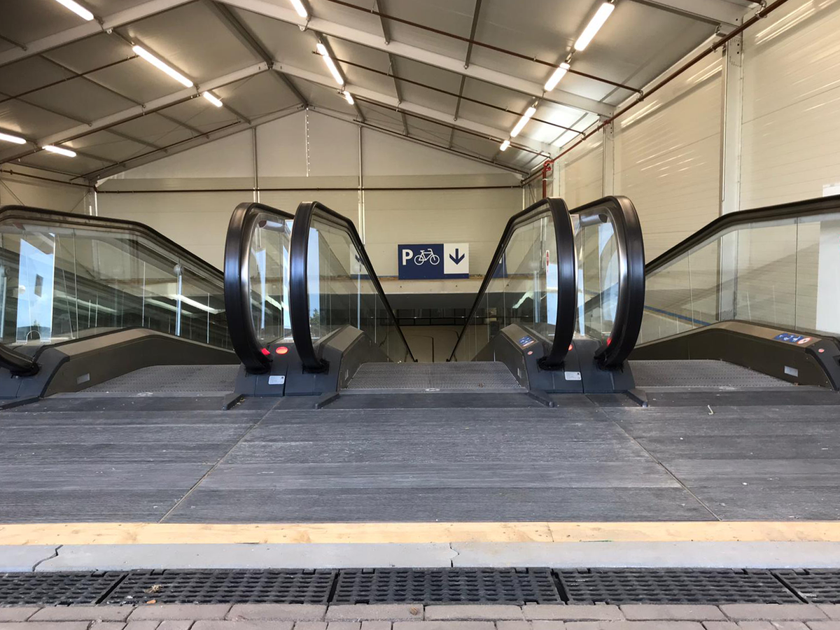 De nieuwe fietsenstalling bij station CS onder het Koningin Julianaplein #DenHaag is nu open. Wij plaatsten recent 7 #borden, die het publiek over de te nemen routes naar fietsenstalling / fietsverhuur. (Tijdelijke) #bewegwijzering voor buiten? projectbord.nl