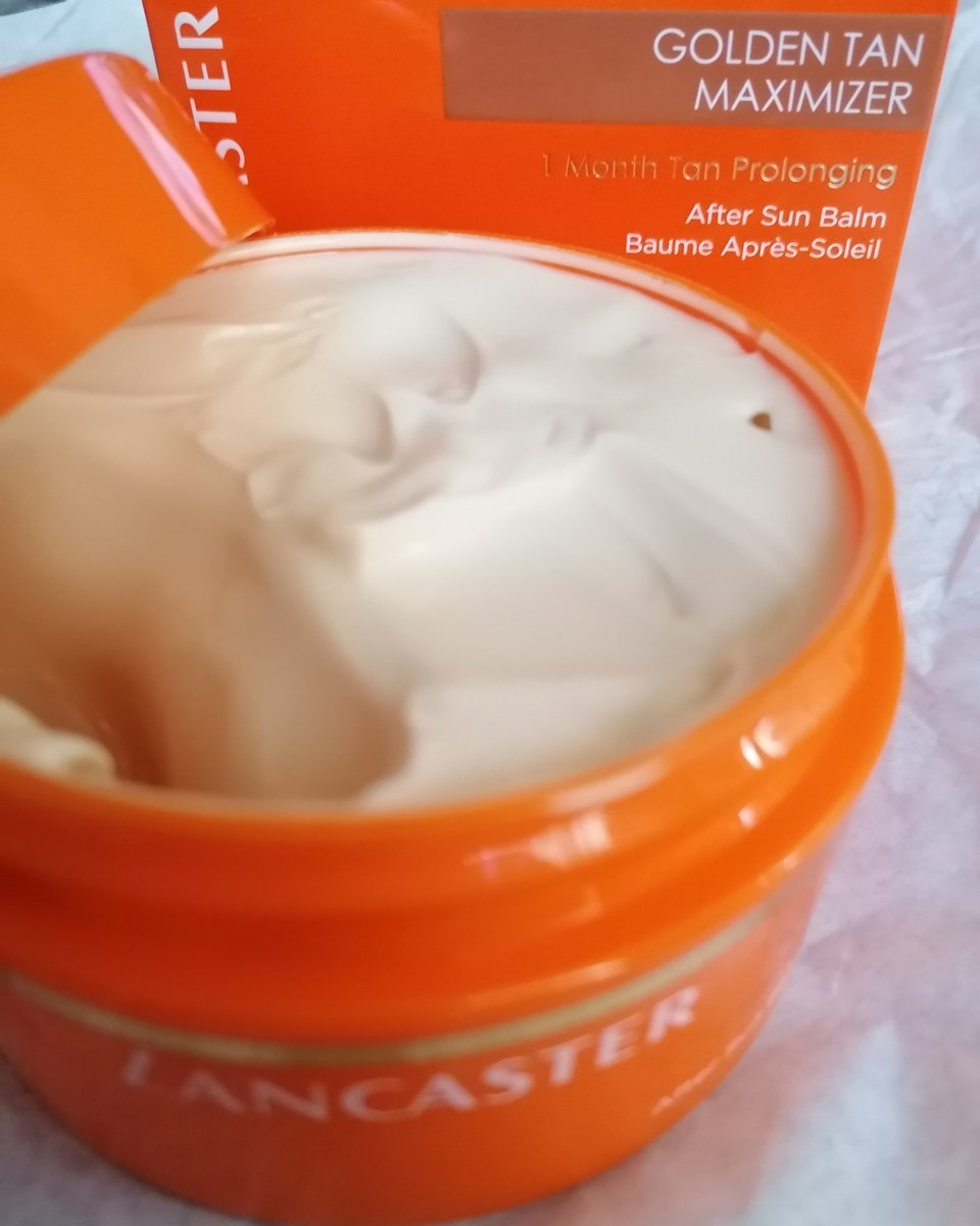 gautierisabelle's tweet image. Voilà mon nouveau baume après-soleil prolongateur de bronzage, une texture onctueuse et une odeur agréable qui sent bon les vacances, rien de tel pour entretenir son bronzage et garder une belle peau hâlée plusieurs moi après la fin de l'été #Lancaster  #LiveWithLight