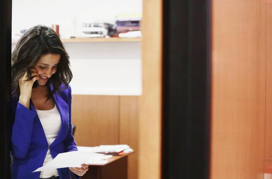 ArrimadasOut's tweet photo. Hilo: Inés usando el móvil 📱 https://t.co/reWaLOkqlZ