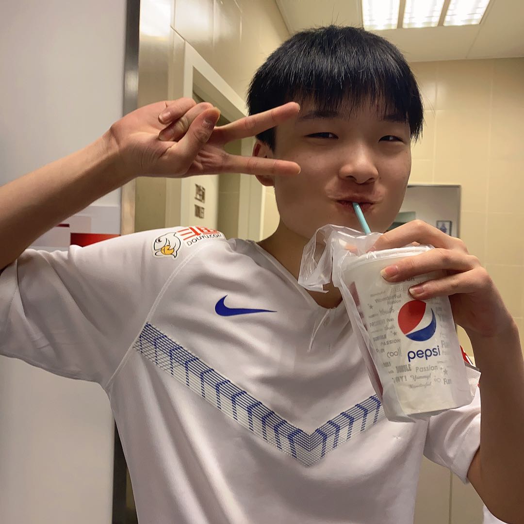 eStar_Gaming's tweet photo. The ESTAR boys are preparing in the lounge. Today is ESTAR theme day, and they looked extraordinarily excited! ๐ฅฐ
#ESTARfighting #LPL https://t.co/qcNbRRxLoA