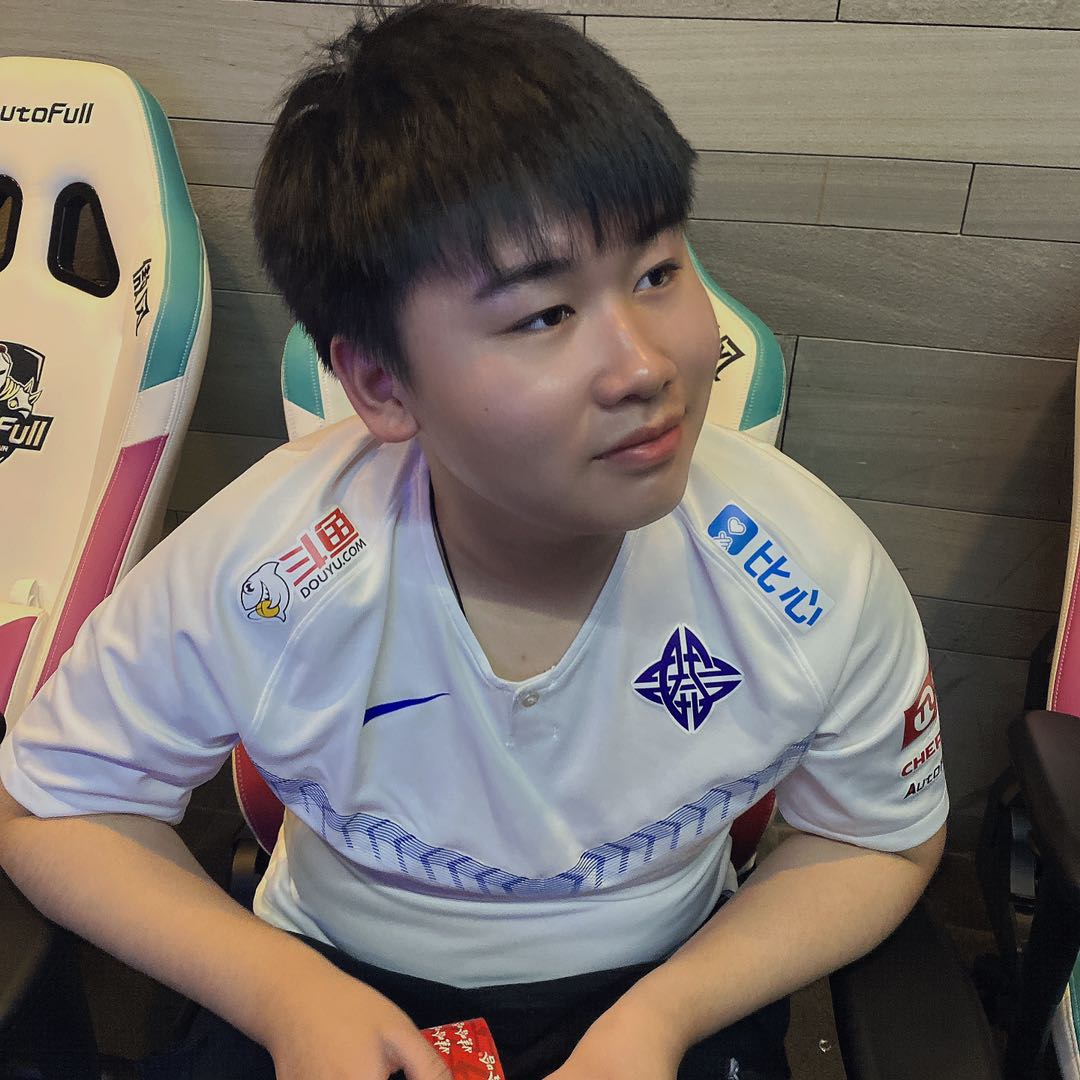 eStar_Gaming's tweet photo. The ESTAR boys are preparing in the lounge. Today is ESTAR theme day, and they looked extraordinarily excited! ๐ฅฐ
#ESTARfighting #LPL https://t.co/qcNbRRxLoA