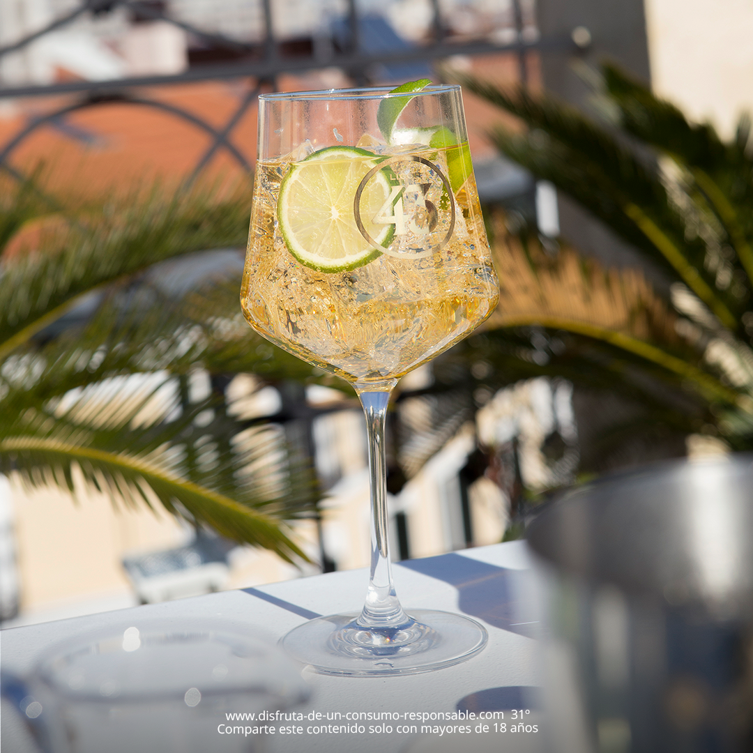 licor43_es's tweet photo. Han cambiado muchas cosas, pero disfrutar de un #Ginger43 con los amigxs en una terraza sigue siendo uno de nuestros planes favoritos. https://t.co/jpjGnTTD5R