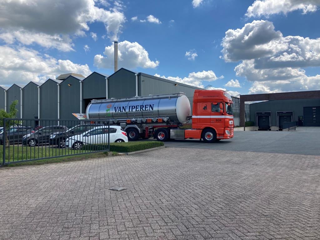 Vloeibare meststoffen lossen op deze zomerse dag bij kwekerij Meer Camp in Made #voedenentuinbouw