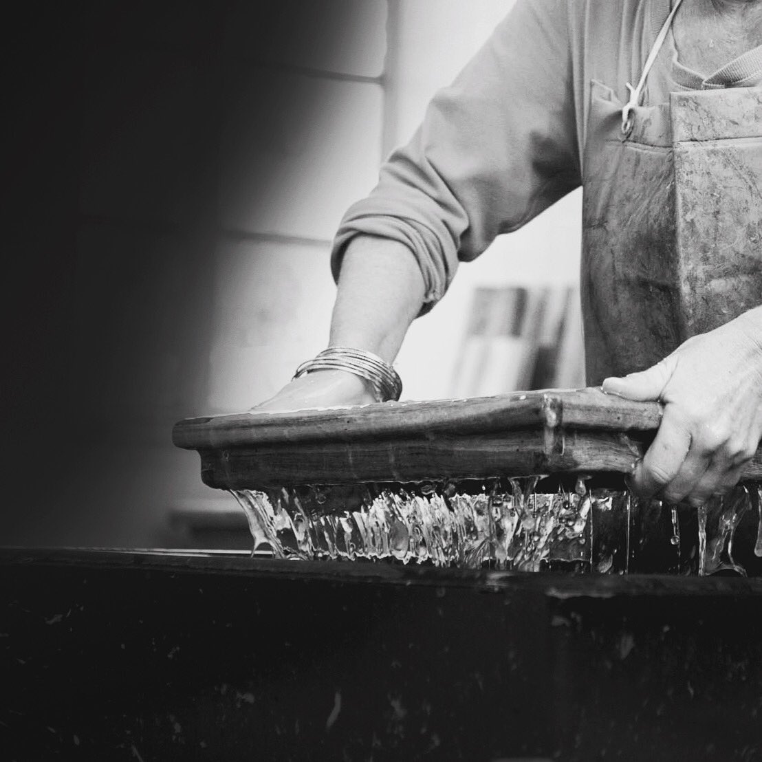 Sol, playa y papel. Llegamos a Cádiz este verano ✨ adéntrate en la fabricación de papel hecho a mano 🤚 con l@s mejores maestr@s papeler@s de <a href="/WomanSarea/">WomanSarea</a> #Talleres #Learnbydoing #MujeresArtistas