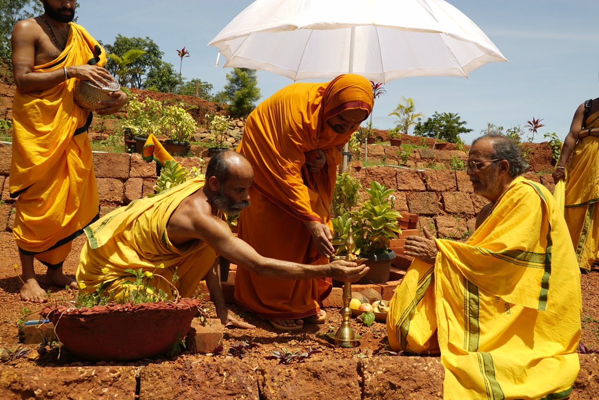 SriSamsthana's tweet photo. ಮೊದಲಾಯಿತು ಹೊಸ ಪರ್ವ:

@VVV_University ಯ ಗುರುಕುಲಗಳ Online ತರಗತಿಗಳು ಇದೀಗ ತಾನೇ ಶುಭಾರಂಭಗೊಂಡವು. https://t.co/7013CCAHGY