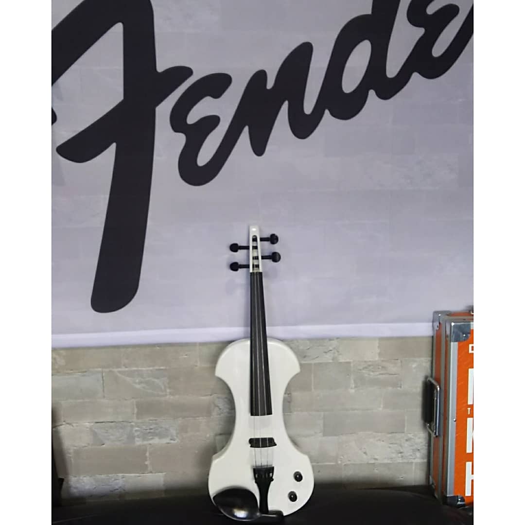 MsStudio_Odawar's tweet photo. Fender FV-1 Electric Violin 
激レア品入荷しました。
はじめてのメンテでおっかなびっくりでしたが、一応綺麗になりました。
弦を購入して張り替え、弓は…新品購入かな💦せっかくなのでちょっとお勉強して弾けるようになります。 https://t.co/ENh3sapqbB