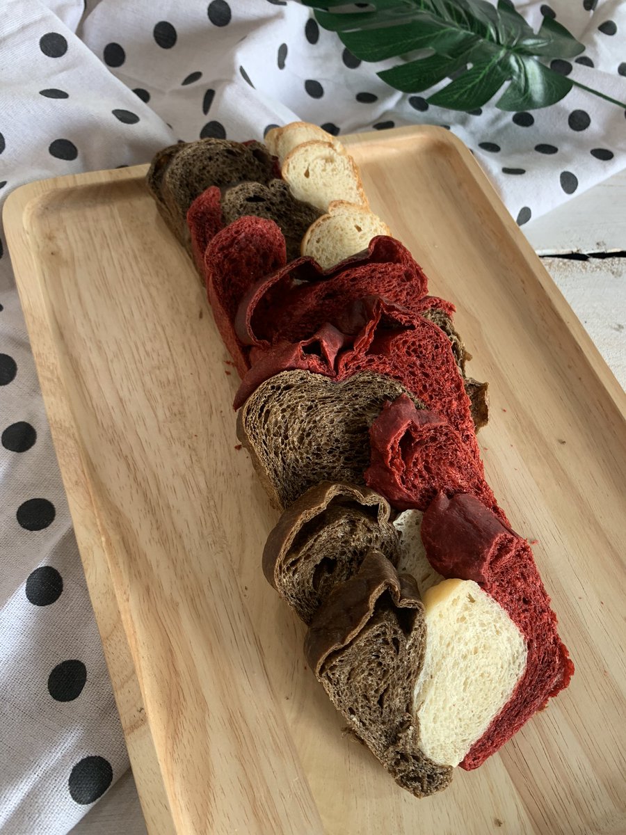 SAsa_buyd's tweet photo. Red velvet x Hojicha x Milk bread ๐ #bakingobsession https://t.co/91fISP5Aup