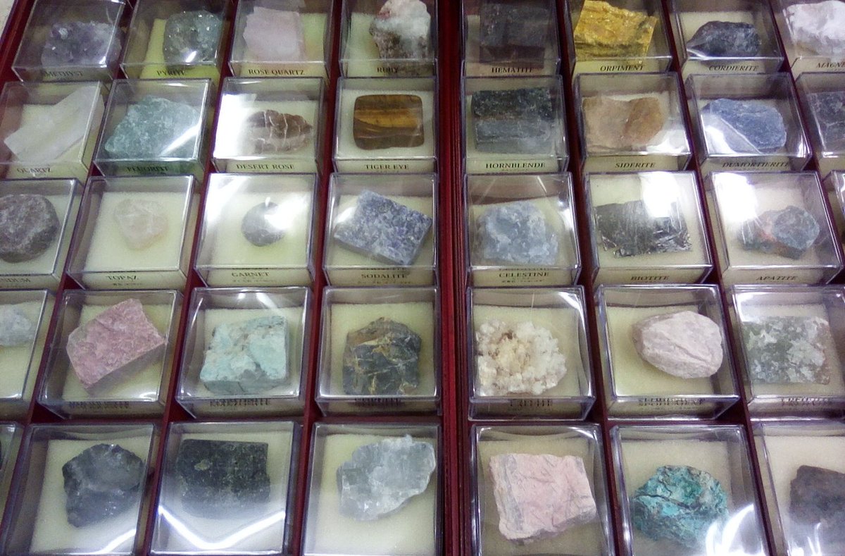 入荷本】 『デアゴスティーニ 地球の鉱物コレクション』 こちらはバラ