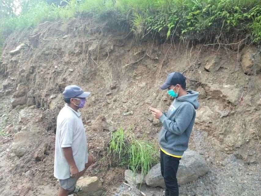 naxanp's tweet photo. Locally trained youths from Bhimeshwor collecting location &amp; attribute data on current landslides, local resources and community infrastructures as part of Community disaster risk mitigation program #Naxalocationmatters #UNDPNepal #trainthelocals #digitaldatacollection #CDFNepal https://t.co/FKHM81gyzK