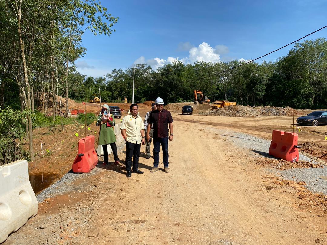 JKRKESEDAR's tweet photo. Lawatan Kerja @Irshukriishak memantau kemajuan kerja projek Menaiktaraf Jalan Menghubungkan Kg. Pemberian ke Jalan Utama FT008 Kuala Krai, Kelantan.

Kemajuan kerja semasa 24% berbanding jadual 23.10%.

@Mazlan_Makhtar @SabralAli @MrAdib87 @CawJalanJKR @Zulakmal8 @JKRMalaysia https://t.co/HCgnuo45Yv