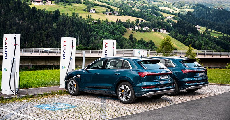 AudiMenai's tweet photo. El #etron, el primer modelo de producción en serie completamente eléctrico, es el #líder del mercado en su segmento a nivel mundial. Numerosos premios y pruebas comparativas así lo demuestran. Con los e-tron GT, Q4 e-tron y Q4 e-tron Sportback, Audi mira hacia un 2021 #eléctrico. https://t.co/gML7M3UyjS