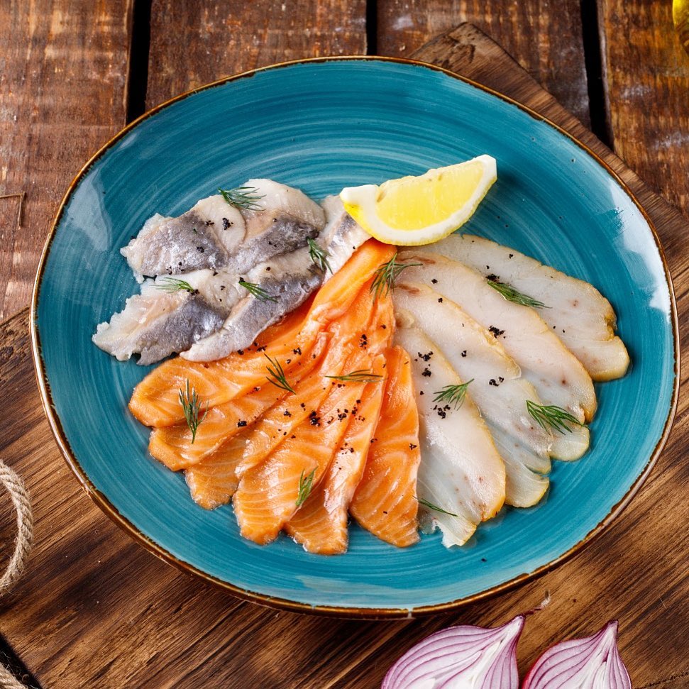 TheFishSociety's tweet image. SMOKED &amp;amp; CURED FISH 🔥
We are all familiar with the common lines of smoked fish...smoked salmon, smoked mackerel, smoked trout, but don't restrict yourself to these favourites, there are so many more!
Take this opportunity to try something new.
#smokedfish #curedfish