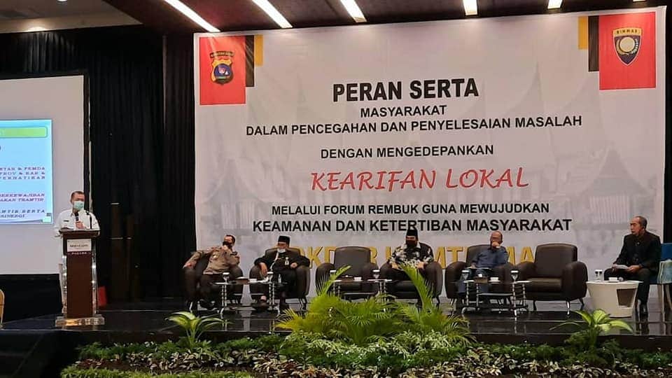 SenkomSumbar's tweet photo. FGD peran masyarakat dalam pencegahan dan penyelesaian masalah dengan mengedepankan kearifan lokal melalui forum rembuk gua keamanan dan ketertiban masyarakat Indonesia di hotel mercure

#pokdarkamtibmas 
#kearifanlokal
@senkompusat 
@DitbinmasSumbar 
@HadiKatno 
@NurokhimRama3 https://t.co/sDOPfmgLCI