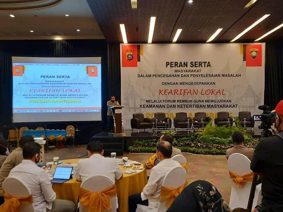 SenkomSumbar's tweet photo. FGD peran masyarakat dalam pencegahan dan penyelesaian masalah dengan mengedepankan kearifan lokal melalui forum rembuk gua keamanan dan ketertiban masyarakat Indonesia di hotel mercure

#pokdarkamtibmas 
#kearifanlokal
@senkompusat 
@DitbinmasSumbar 
@HadiKatno 
@NurokhimRama3 https://t.co/sDOPfmgLCI