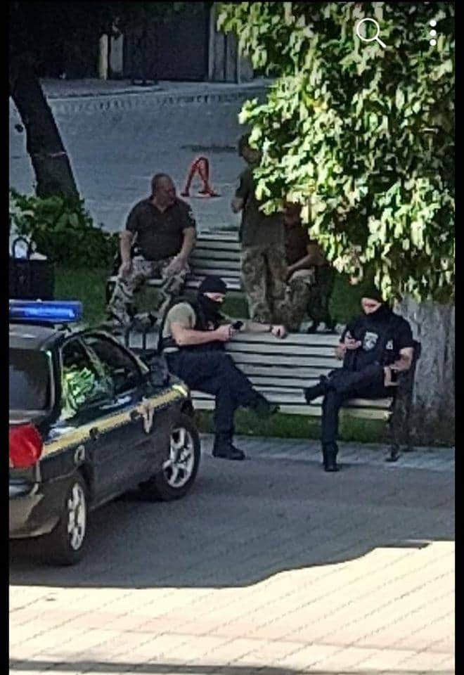 Актеры лениво ждут, пока придет отмашка на `задержание`. Актеры лениво ждут, пока придет отмашка на `задержание`.