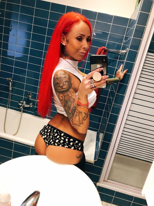 Guten Morgen 😇 wer hat eig den Sommer geklaut? 🧐 was ist das f&uuml;r n Mist Wetter 🤓 https://t.co/3fYHFQ7y5J