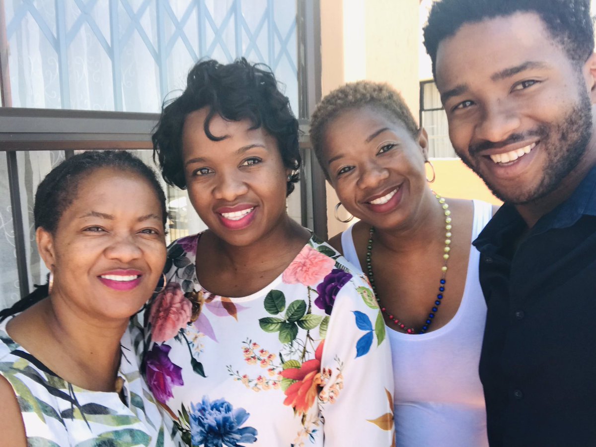 MrsRams1's tweet photo. @MsLishia @_Queen_Fifi We get along so well. VUSELUNO. Vusi Semakaleng Lulu Nodolly🙌🏽📌 I’m super blessed to have them. Cava the smiles https://t.co/Emh8fk71vV