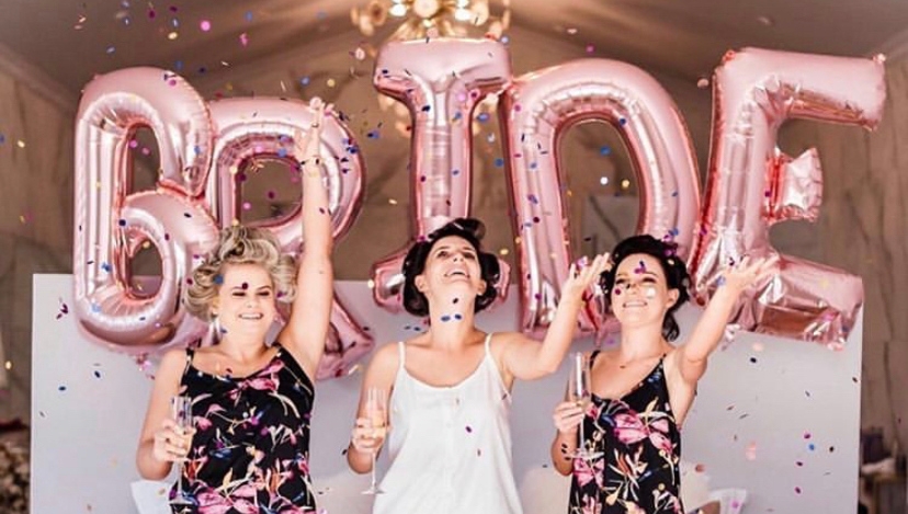 HoorayWeddings's tweet photo. Now this is the perfect way to get wedding ready... all things sparkly and champagne showers 😍⁠
⁠
If you want some cute PJ's for your bridal morning, get in touch with @liliesandlust ✨⁠

PJs: @liliesandlust (a #HWdirectorymember)⁠
📷: @marselroothman⁠

#bridetribe https://t.co/QVYuK138tM