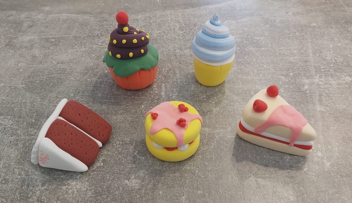 We decided to make some cakes to celebrate our #SBS win on Sunday, look out for these quick builds being added to our library in the next couple of weeks 

#sbswinn #SBSwinnershour #creativity #clay #learnandplaywithclay #cakes #claymodels