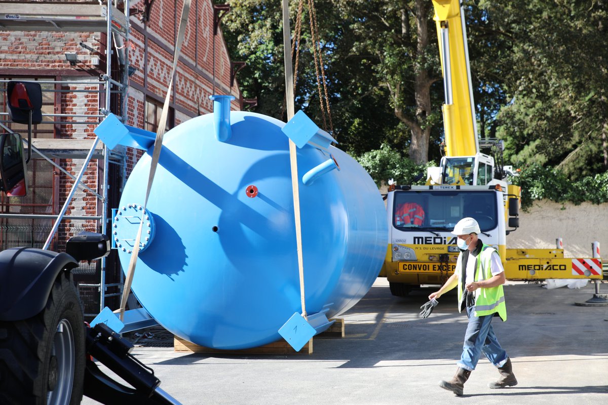 GrandArras's tweet photo. Pour améliorer la qualité de l'eau du robinet, pour préserver notre ressource, une unité de traitement au charbon actif est en construction à #Arras. Trois cuves filtreront l'eau captée à Méaulens. Mise en service de l'usine à l'automne. https://t.co/viiDv2pvgj