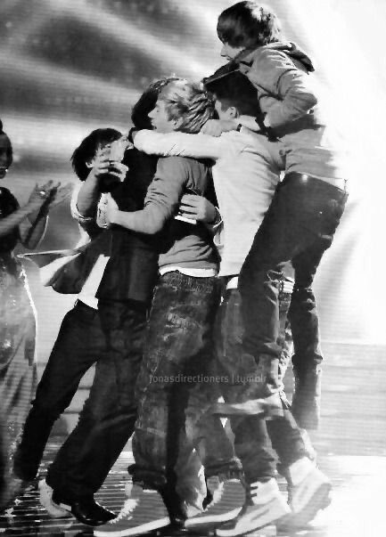 1Dforever_2020's tweet photo. WE COULD BE THE GREATEST TEAM THE WORLD HAS EVER SEEEN #10YearsOfOneDirection 
#18MonthsMyAss https://t.co/z5GjGwlLai