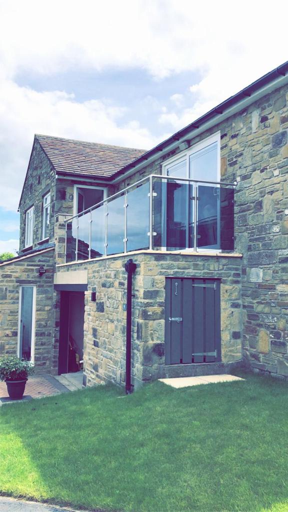 SHSProductsUK's tweet photo. Here are a few pictures of a project we completed last week! A beautiful custom-tailored Professional balustrade system with grey glass. π
Contact us or use our instant online quoting tool to get a free quote:
https://t.co/kikOQ7F7Ul
#glassbalustrade #balustradesystems https://t.co/7UFVMdpFqQ