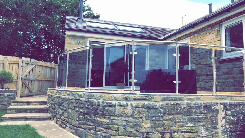 SHSProductsUK's tweet photo. Here are a few pictures of a project we completed last week! A beautiful custom-tailored Professional balustrade system with grey glass. π
Contact us or use our instant online quoting tool to get a free quote:
https://t.co/kikOQ7F7Ul
#glassbalustrade #balustradesystems https://t.co/7UFVMdpFqQ