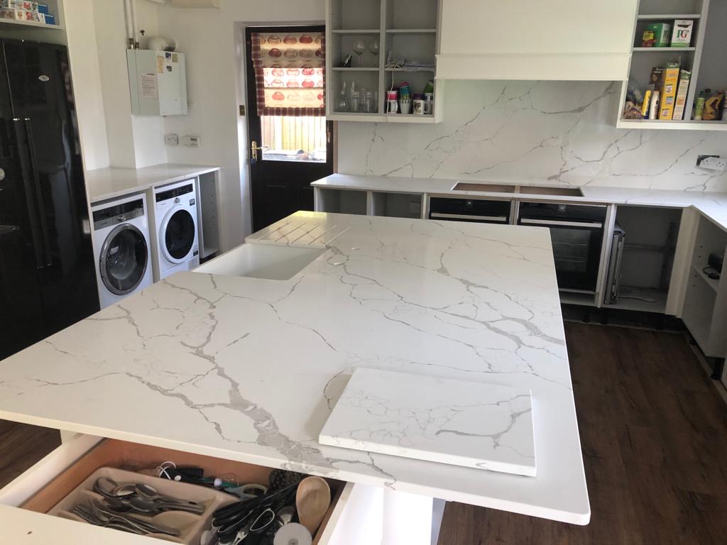 MedusaStoneLtd's tweet photo. Who else is having #kitchenenvy? 🙋 We L O V E this beautiful #largekitchen with an #island, we used 20mm #Calacatta Venato #Quartz from #Cimstone to install the #worksurfaces and #backsplash. Don't you think the #veining naturally draws the eye across the #kitchen? https://t.co/eCPu51BOXU