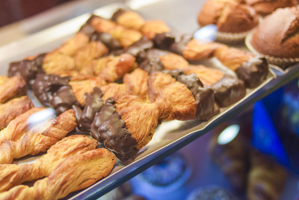 Overpanimegusta's tweet photo. ¿Te encanta el dulce? En Overpani no sabrás por cuál de nuestras delicias decidirte. ❤️
¡Ven y lo compruebas en primera persona! 😉
-
-
-
#Overpani #caprichoOverpani #reposteria #pasteleria #panaderia #Zaragoza https://t.co/sjOZa1L0ef
