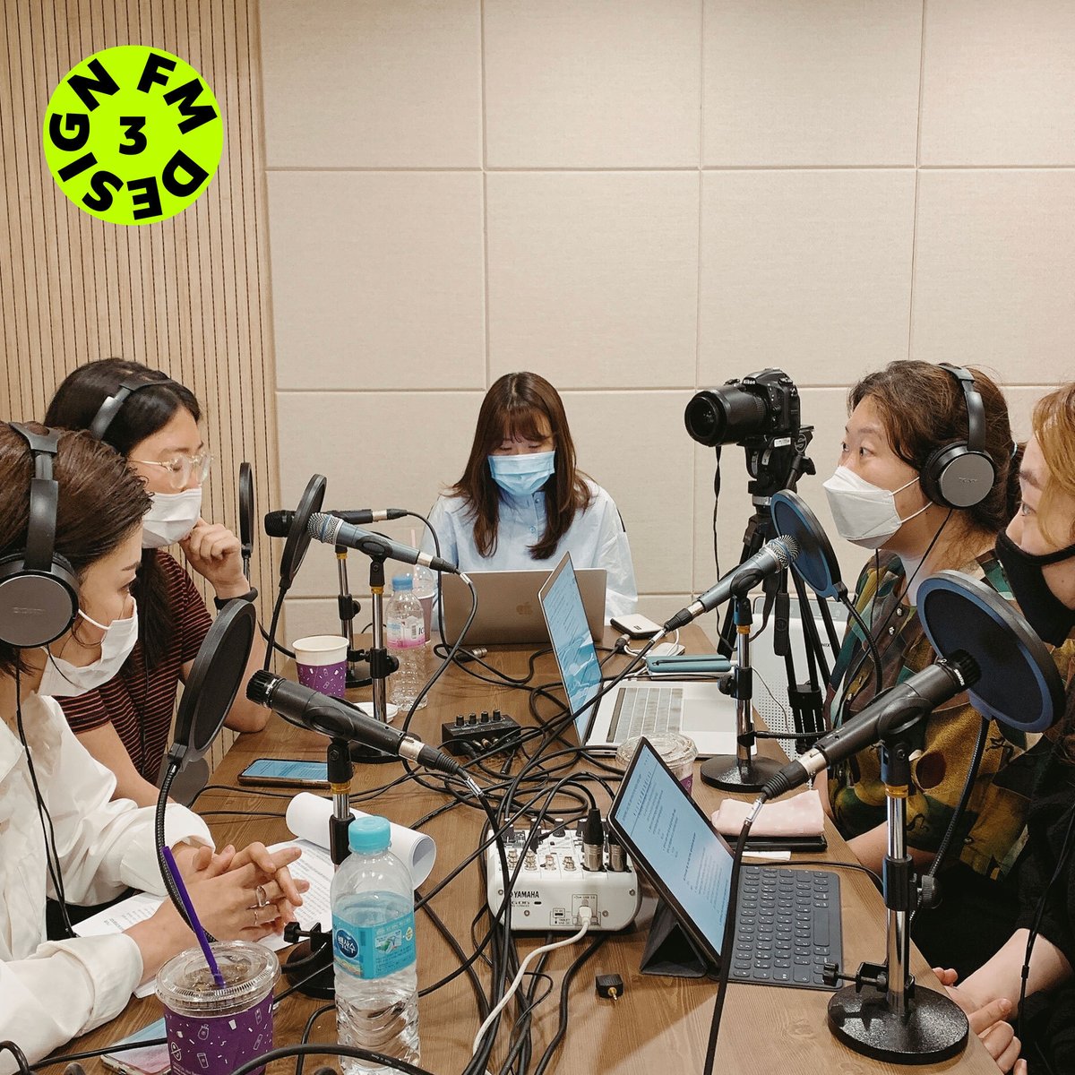 fdsc_kr's tweet photo. ‘비전공’ 디자이너로서 맞서 싸워야 했던 편견이 있다? 입시 미술을 하지 않은 것이 업무에 미치는 영향이 있을까?🤔

디자인FM 시즌2 <3화: 비전공자 특집 — 김지연, 이혜림 디자이너> 편이 업로드되었습니다! ✨

애플 팟캐스트와 사운드클라우드에서 👉 디자인FM 을 검색해보세요! https://t.co/j7UZy8KgtY